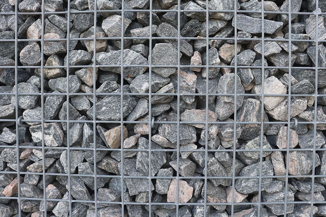 Gabion od lomljenog kamena iza čelične mreže
